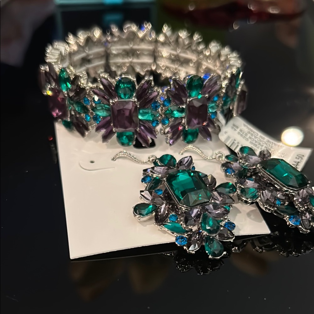 Elegant Silver and Green Jewelry Set. Earrings and bracelet